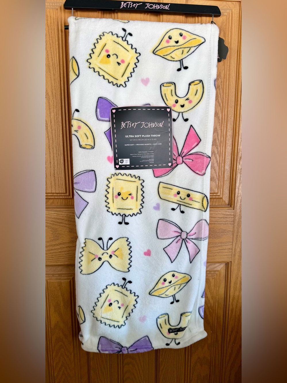 Betsey Johnson Ultra Soft Plush Throw Blanket – NWT – 50" x 70" pasta and bows